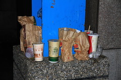 跨年活動中許多人就地飲食後，留下許多垃圾。賴鵬智攝