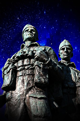 sky sculpture monument statue bronze night stars scotland highlands memorial commandomemorial commandos speanbridge scottishhighlands starrysky scottsutherland achnacarrycastle orangecapri