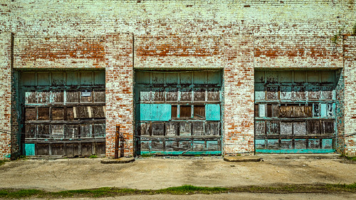 brick us wooden doors texas unitedstates painted garage faded peelingpaint teague