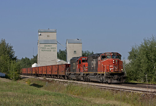 canada rural cn train work elevator grain railway ab canadian alberta freight cnr canadiannational emd gmd sd402 sd402w onoway