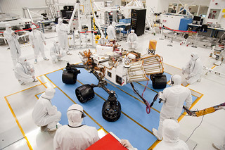 Técnicos de la NASA junto al vehículo explorador Curiosity.