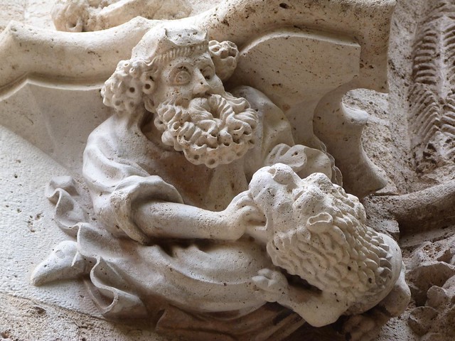 Figura de hombre barbudo y un león en la Lonja de la Seda (Valencia)