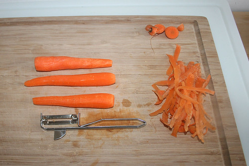 16 - Möhren schälen / Peel carrots