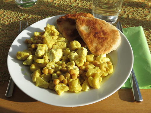 Blumenkohl-Kichererbsen-Curry mit Fladenbrot