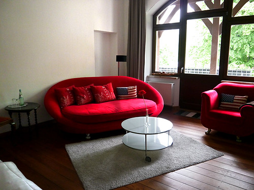 red germany hotel photo inn chair couch cochem hotelroom rheinlandpfalz moselle redvelvet moselleriver villavinum germany2013