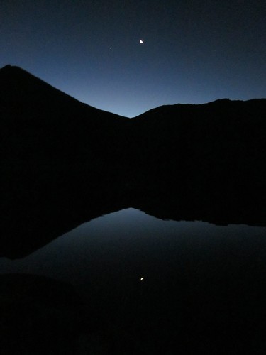moon lake reflection sunrise dawn venus hiking sierra crosscountry backpacking yosemite yosemitenationalpark xc wilderness crescentmoon uppermccabelake yosemitewilderness mccabelakes lake10459