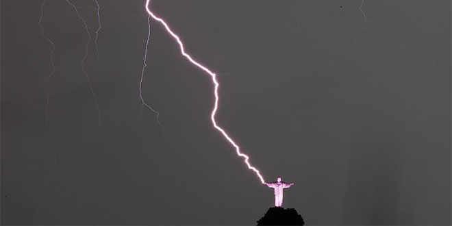 Rayo cae sobre estatua del Cristo Redentor de Brasil
