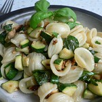 Zucchini, Basilikum & Mandelpasta