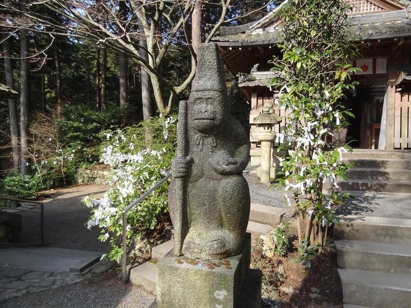 猿丸神社 猿の像（左）