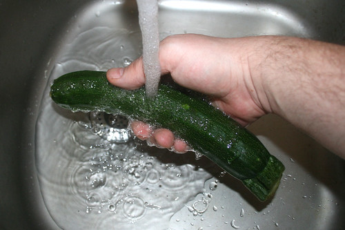 27 - Zucchini waschen / Wash zucchini