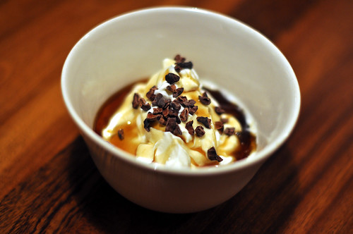 Græsk yoghurt med ahornsirup og kakaonibs