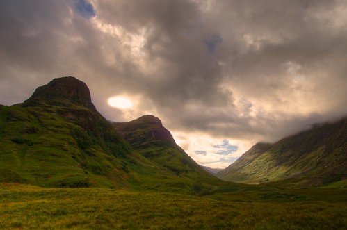 blue sunset red white mountains green grass yellow night clouds scotland highlands cloudy gray glen threesisters glencoe coe