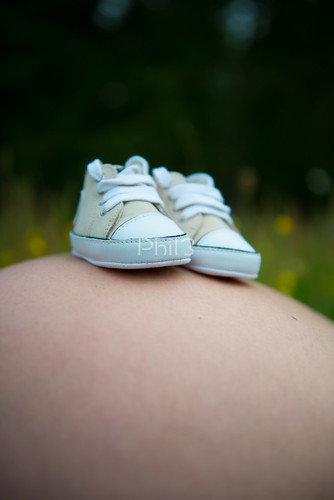 baby shoes photoshoot pregnant tommy trainers baskets enceinte ventre babyshoes femmeenceinte phil3 bassapower babytrainers femmesenceintes