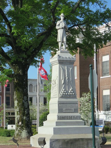 sculpture monument tennessee flags civilwar courthouse smalltown dyersburg thewarbetweenthestates