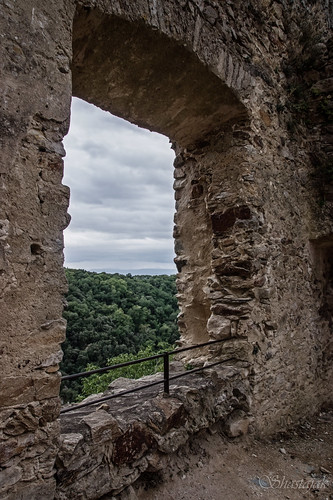 window de walls aude château cathars southernfrance saissac overlookingtheplainofcarcassonne
