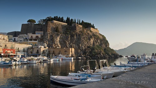 morning summer castle rock boats nikon harbour barche porto sicily sicilia eolie lipari d800 isoleeolie ©allrightsreserved