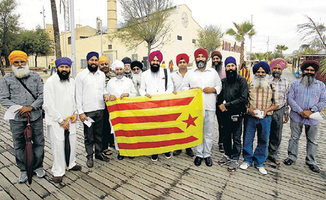 13i15 ARA ALBUM ara Via Catalana Diada 2013 Comunidad Sikh de Badalona Foto Manolo García 2 Uti 465