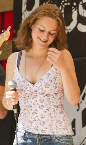 Een jonge zangeres in haar element bij Dijkpop