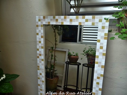 Espelho com moldura em mosaico