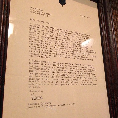 トレーダー・サムにニューヨーク市保存協会からの手紙が飾られている。これでジャングルクルーズ、魅惑のチキルーム、アメリカンウォーターフロントがつながった。すごいバーだわ。