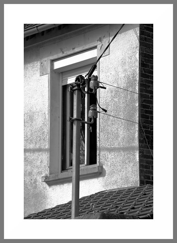 bw window post noiretblanc wires poteau fenêtre vue filsélectriques
