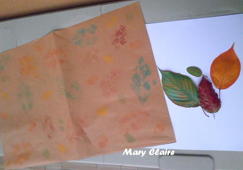 carta regalo decorata con foglie