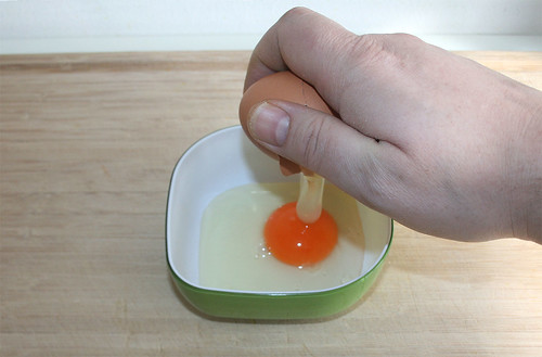 22 - Eier in Schüssel schlagen / Open eggs in bowl