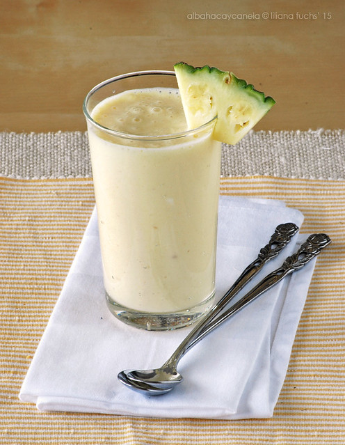 Pineapple ginger yogurt smoothie