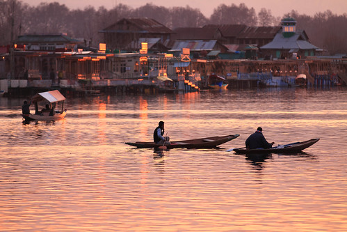 sunset india dusk kashmir srinagar jk warmlight dallake rowingboat jammukashmir dallakeactivities