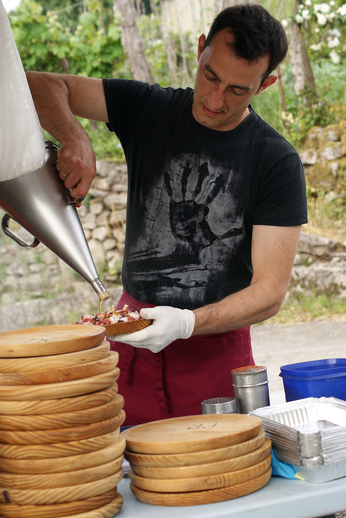 Preparando el famoso pulpo a la gallega. Autor, Gabriel González