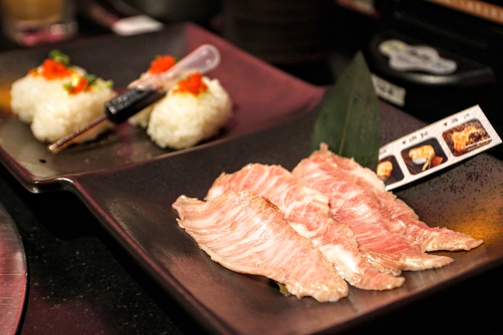 前面是松阪肉,後方是握壽司的飯,可以夾著烤肉一起吃