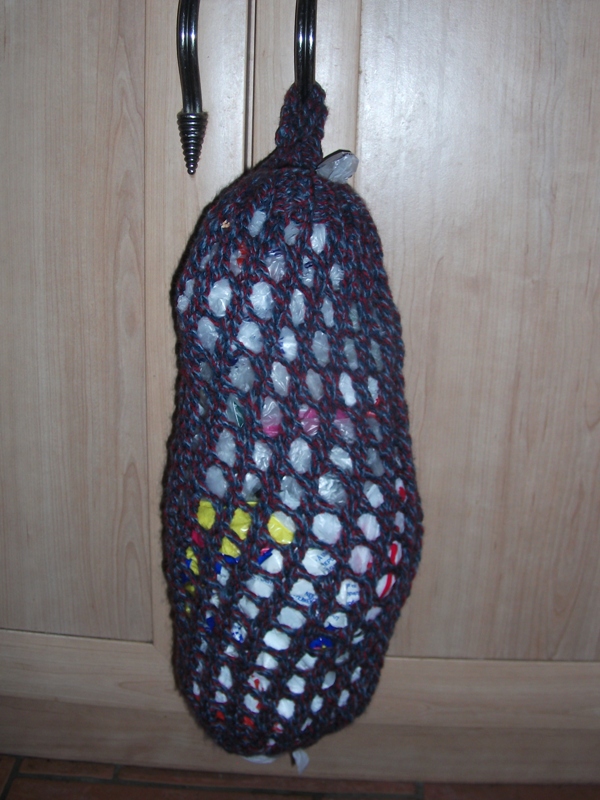  The Quickie Plastic Bag Holder, free pattern by Anna Maliszewski 