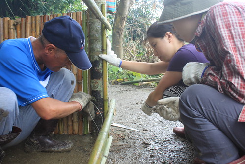 志工搭建生態廁所。