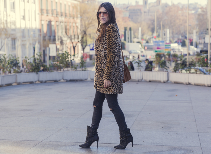 street style barbara crespo leopard coat black inside hake bag zara boots fashion blogger outfit blog de moda