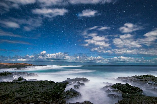 ocean beach water rock night clouds stars hawaii waves southpoint astophotography afszoomnikkor1424mmf28ged