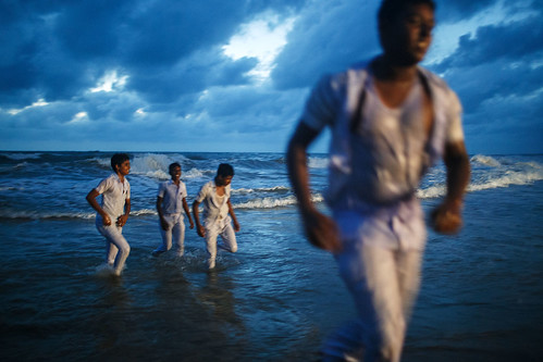 sunset sea beach students asia streetphotography srilanka negombo schoolboys
