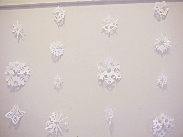 diy christmas paper snowflakes garland tutorial 10