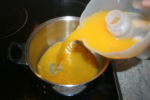 30 - Orangensaft in Topf geben / Put orange juice in pot