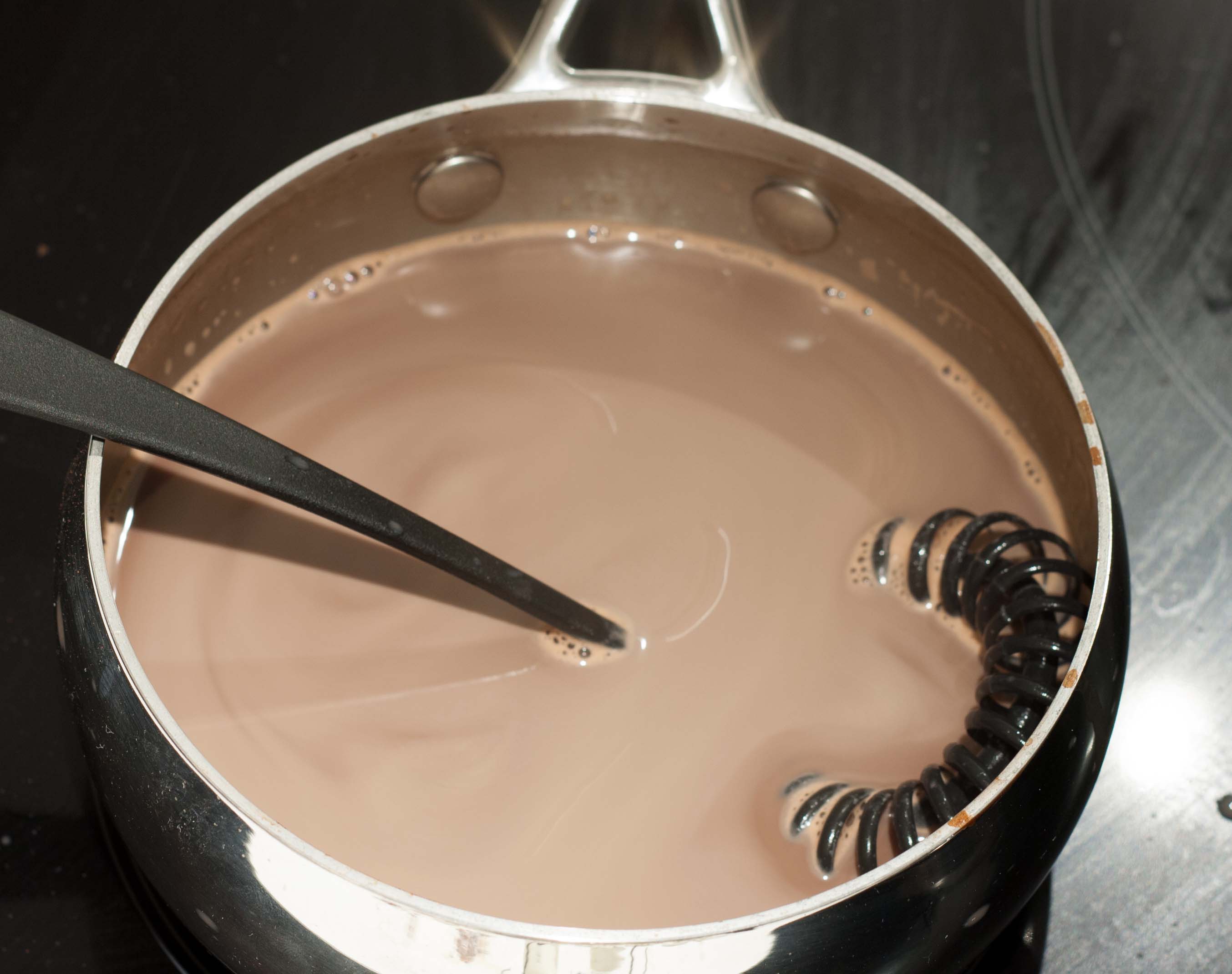 Opskrift på Nem hjemmelavet varm kakao med mælkeskum