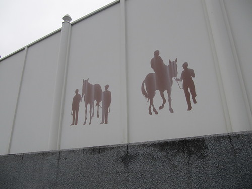 函館競馬場の壁の絵