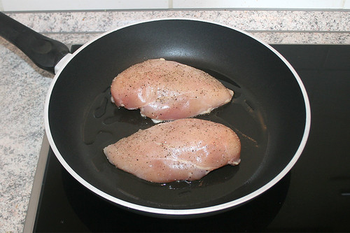 27 - Hähnchenbrust in Pfanne geben / Put chicken breast in pan