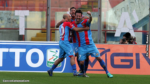 Rosina e Maniero fra i migliori in campo, esultano con Sciaudone al primo gol del Catania