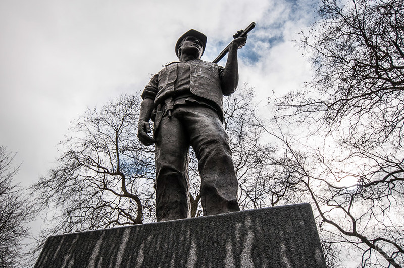 La estatua homenaje a los trabajadores muertos en la construcción en Tower Hill, Londres