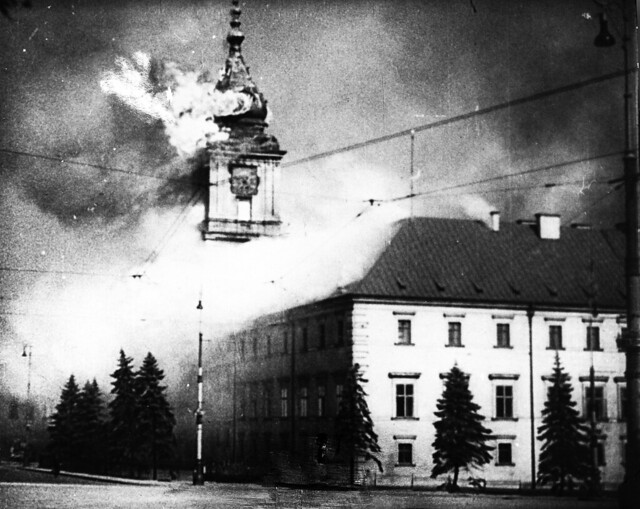 Chateau Royal de Varsovie sous les bombardements nazis en 1939