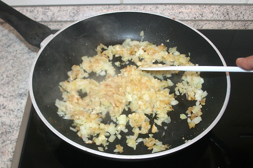 21 - Zwiebel & Knoblauch andünsten / Braise onion & garlic lightly