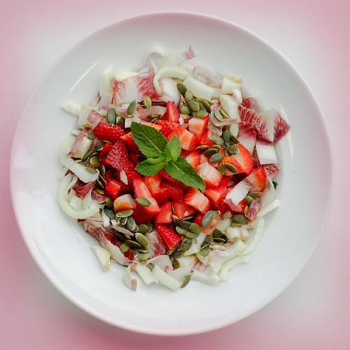 Chicory week, recipe n.4 (raw): Chicory, strawberries, mint, fennel, pumpkin seeds, extra virgin olive oil, cider vinegar.  #instafood #instasalad #feelgood #healthy #healthyfood #saladpride #saladlove #saladjam  #salad #raw #vegetarian #vegan   #happydes