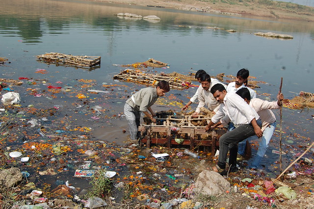 नवरात्री में मूर्ति विसर्जन के बाद प्रदूषित केन नदी का हाल , बाँदा