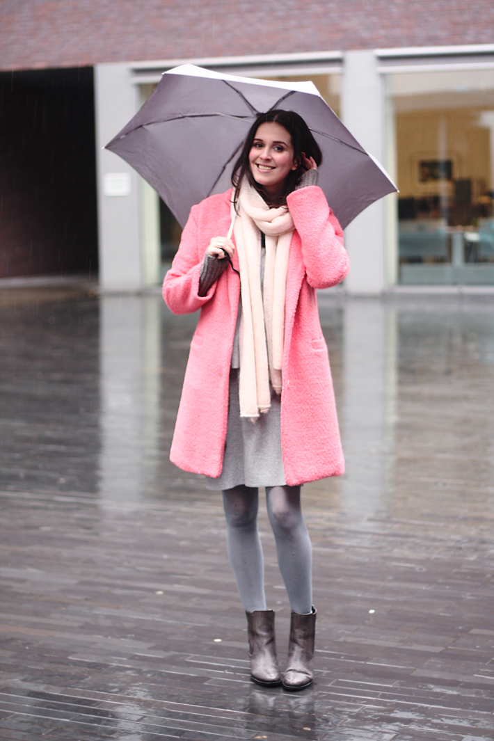 Rainy Day, Grays and Pink Coat - THE STYLING DUTCHMAN.