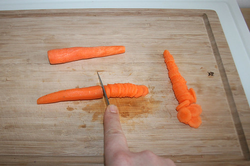 17 - Möhren in Scheiben schneiden / Cut carrots in slices