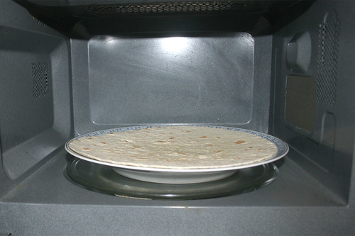48 - Tortilla in Mikrowelle erwärmen / Heat up tortilla in microwave
